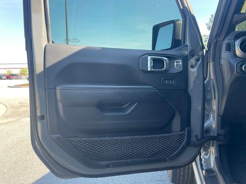 Used 2022 Jeep Gladiator Overland w/ Cold Weather Group AWD/4WD image 10