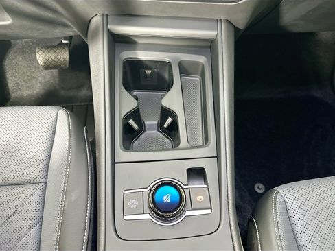 Certified 2025 Volkswagen Tiguan SE image 15