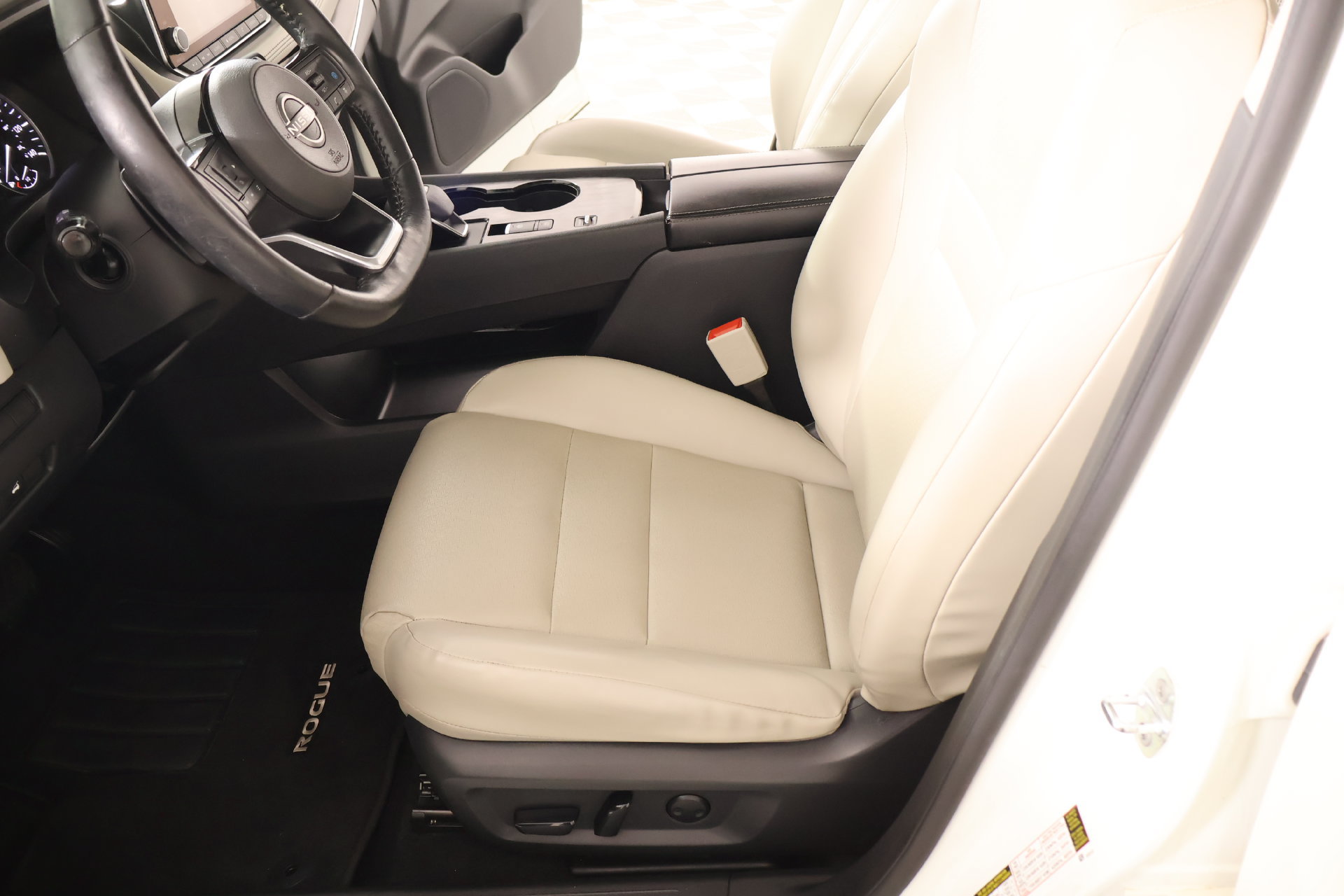 Used 2023 Nissan Rogue SV w/ SV Premium Package FWD image 11