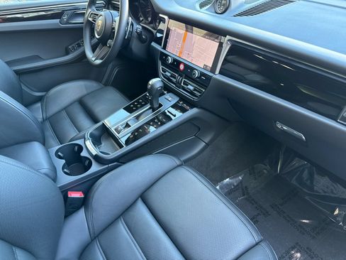 Certified 2026 Porsche Macan AWD/4WD image 18