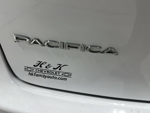 Used 2024 Chrysler Pacifica Touring-L FWD image 31