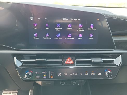 Used 2024 Kia Niro SX Touring image 9