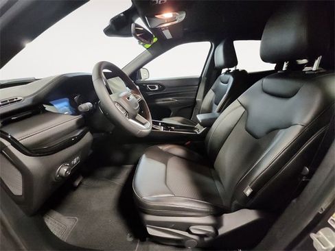 Used 2024 Jeep Compass Latitude w/ Altitude Special Edition image 9