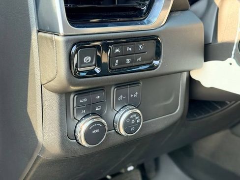 Used 2025 GMC Yukon Denali w/ Sun & Power Step Package AWD/4WD image 9