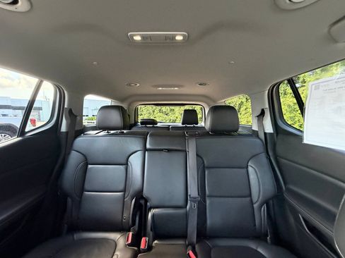 Used 2023 GMC Acadia SLT FWD image 3