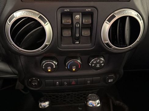 Used 2017 Jeep Wrangler Unlimited Sahara AWD/4WD image 25