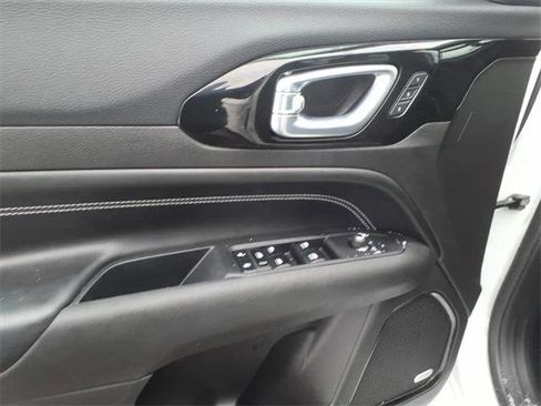 Certified 2024 Jeep Compass Limited w/ High Altitude Package image 9