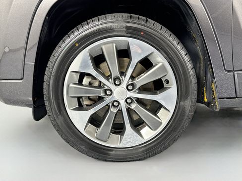 Used 2019 Jeep Cherokee Overland w/ Technology Group AWD/4WD image 30
