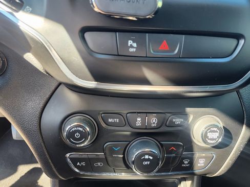 Used 2020 Jeep Cherokee Latitude Plus image 14