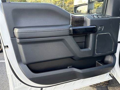 Used 2022 Ford F250 Lariat w/ Black Appearance Package image 10