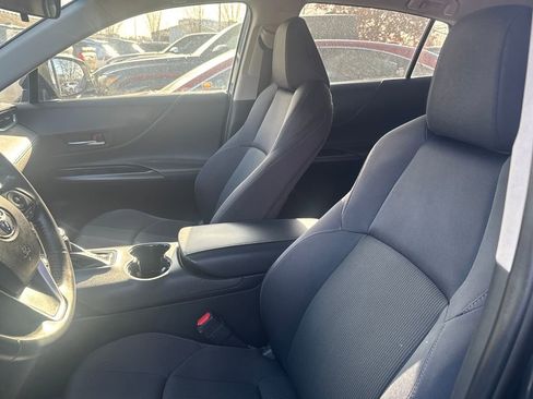 Used 2021 Toyota Venza LE image 5