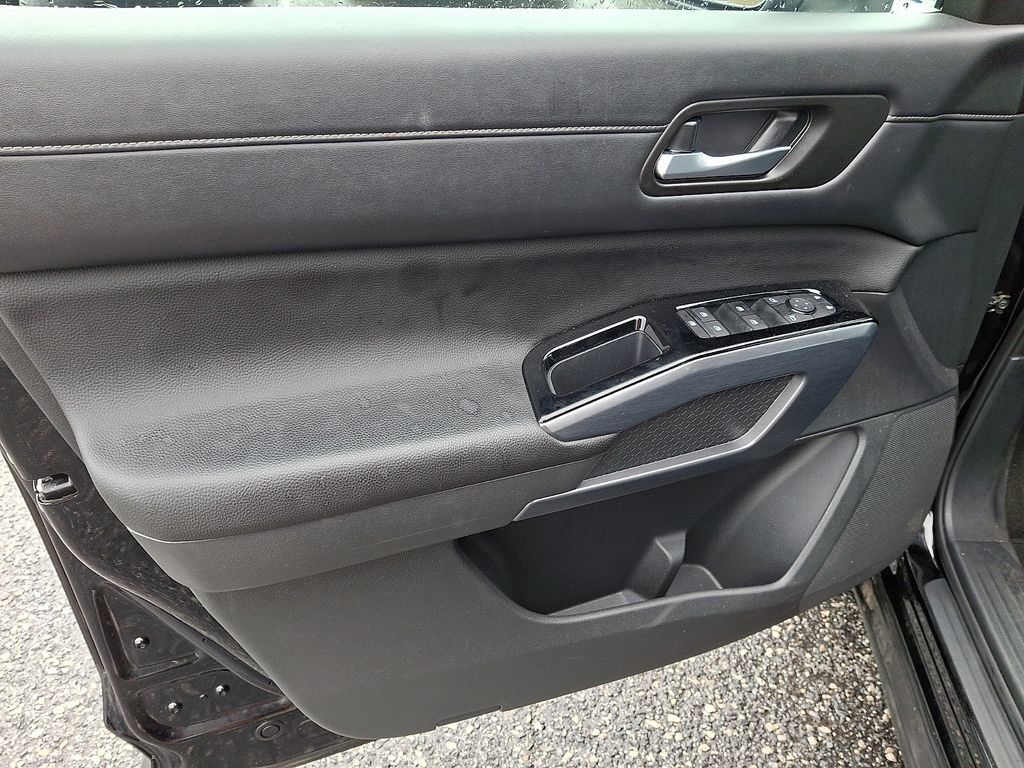 Used 2025 Nissan Pathfinder SL AWD/4WD image 12