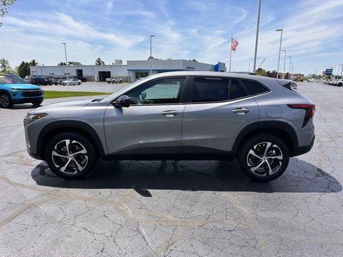 Used 2024 Chevrolet Trax RS w/ Sunroof Package FWD image 2