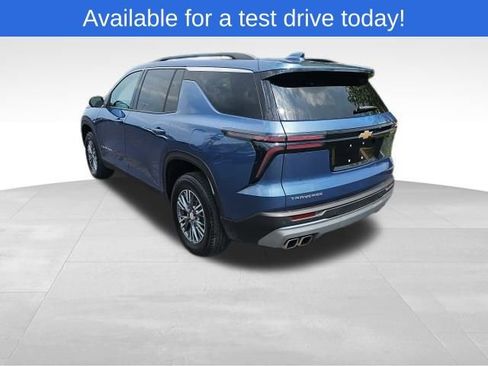 Used 2025 Chevrolet Traverse LT image 3