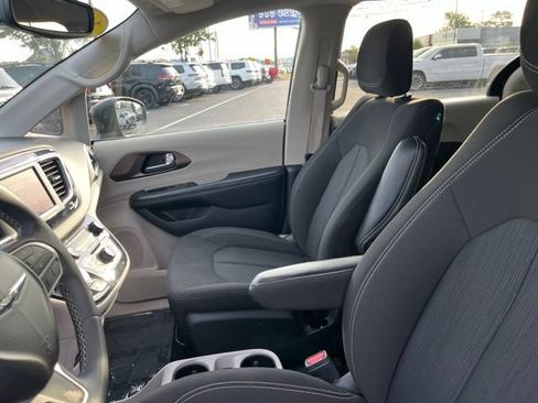 Used 2023 Chrysler Voyager LX FWD image 8