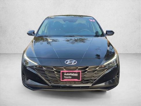Used 2022 Hyundai Elantra SE FWD image 2