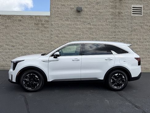 Used 2025 Kia Sorento S w/ Panoramic Sunroof Package FWD image 5