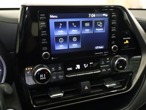 Used 2021 Toyota Highlander XLE image 19