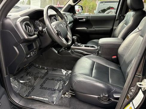 Used 2018 Toyota Tacoma SR image 16