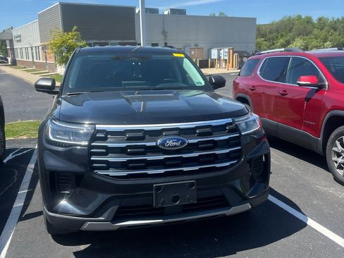 Used 2025 Ford Explorer Active AWD/4WD image 2