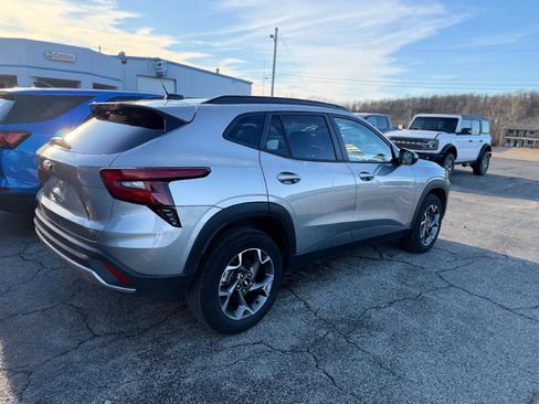 Used 2025 Chevrolet Trax LT w/ LT Convenience Package image 3