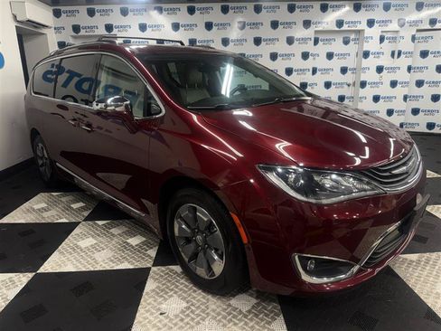 Used 2018 Chrysler Pacifica Limited w/ Advanced Safetytec Group FWD image 3