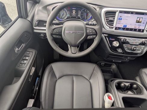 New 2026 Chrysler Pacifica Select FWD image 17