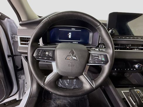 Used 2024 Mitsubishi Outlander SE image 13