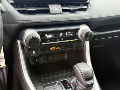 Used 2021 Toyota RAV4 LE FWD image 17