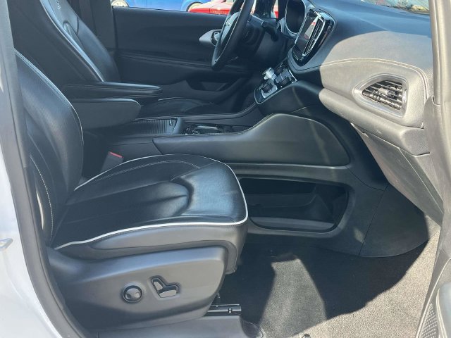 Used 2025 Chrysler Pacifica Limited FWD image 25