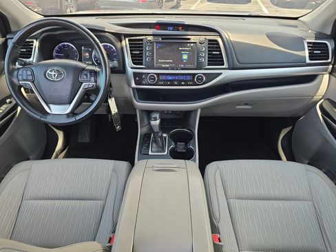 Used 2018 Toyota Highlander Plus FWD image 9