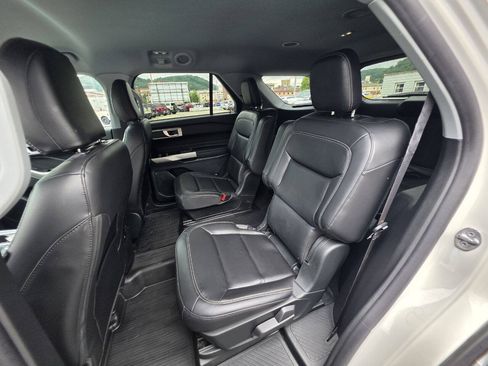 Used 2023 Ford Explorer XLT w/ Equipment Group 202A AWD/4WD image 15