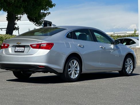 Used 2017 Chevrolet Malibu LT FWD image 4