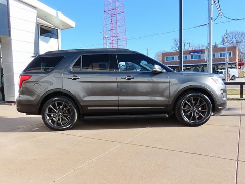 Used 2018 Ford Explorer XLT w/ Equipment Group 202A image 8