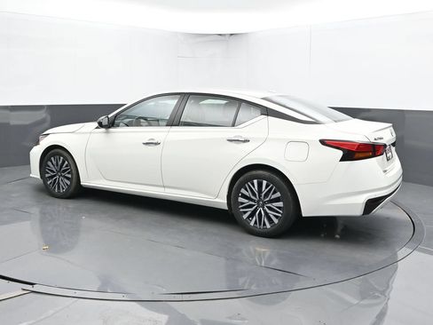 Used 2025 Nissan Altima 2.5 SV FWD image 10