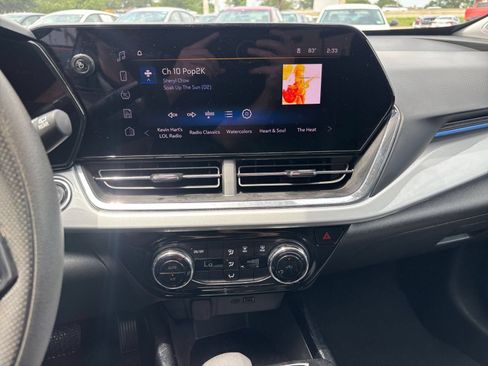 Used 2025 Chevrolet Trax LT FWD image 17