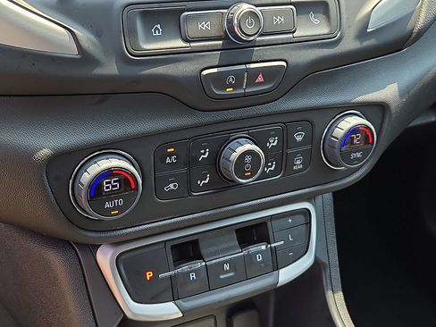 Used 2024 GMC Terrain SLE w/ Driver Convenience Package FWD image 15