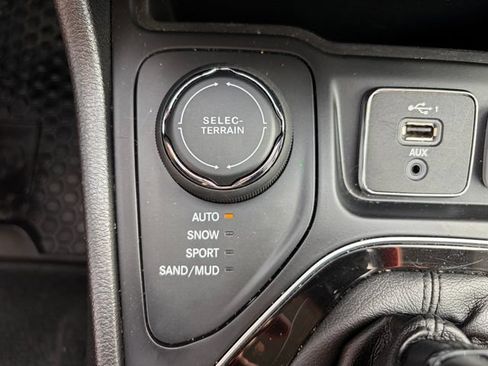 Used 2019 Jeep Cherokee Latitude Plus AWD/4WD image 9