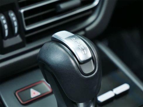 Used 2025 Porsche Macan image 26