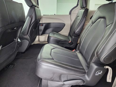 Used 2024 Chrysler Pacifica Touring-L image 34