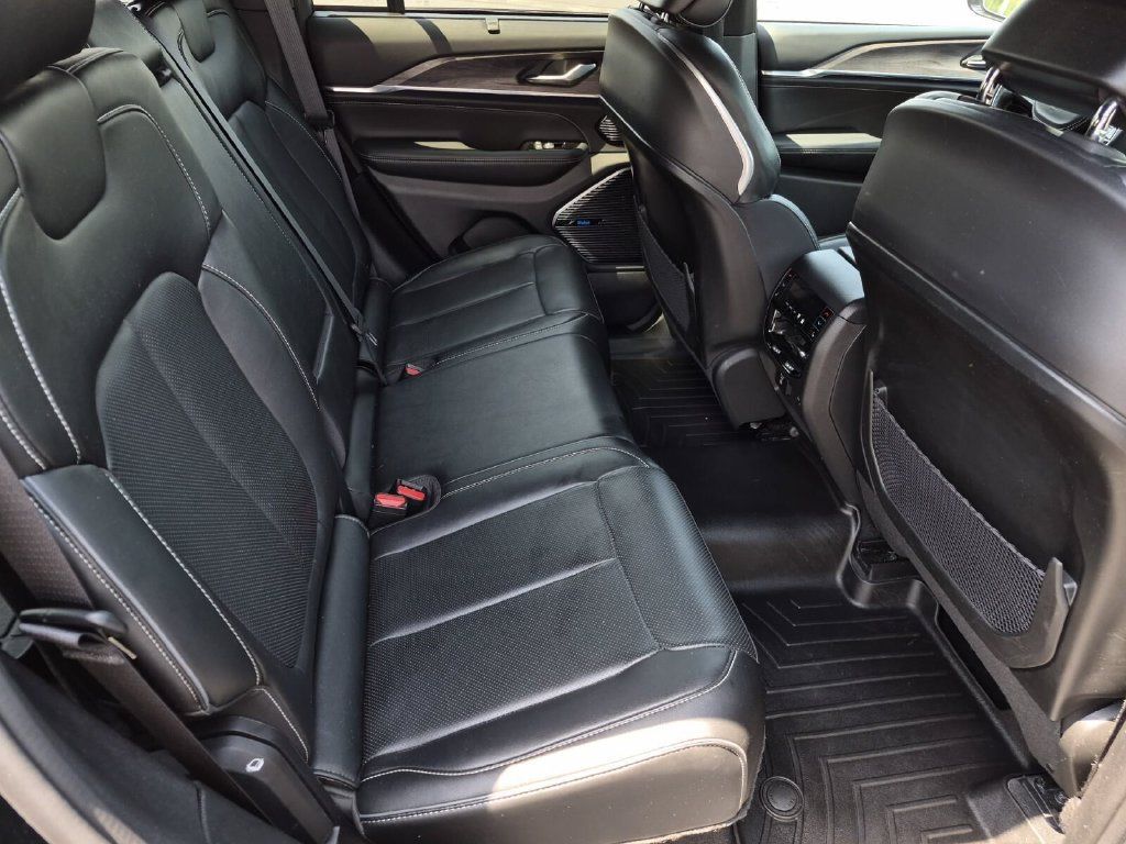Used 2023 Jeep Grand Cherokee Overland w/ Luxury Tech Group IV AWD/4WD image 16