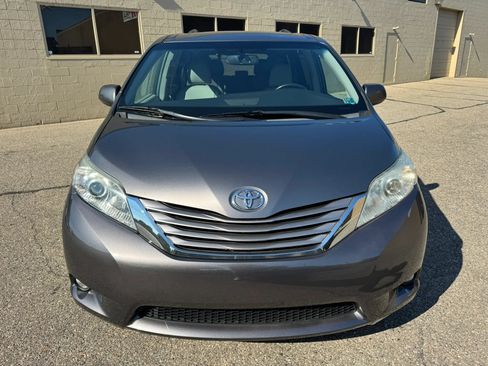 Used 2017 Toyota Sienna XLE Premium AWD/4WD image 2