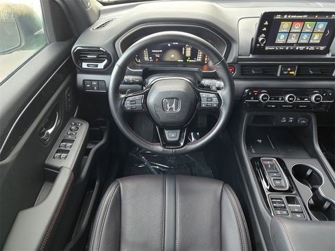 Used 2025 Honda Pilot Black Edition image 13