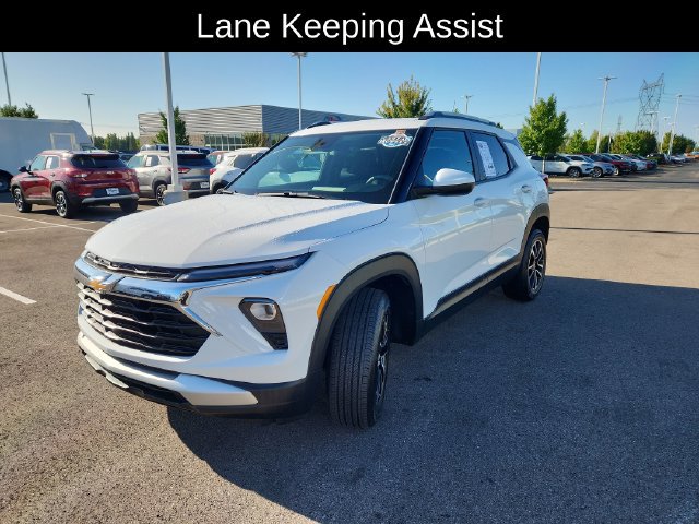 Used 2025 Chevrolet TrailBlazer LT AWD/4WD image 3