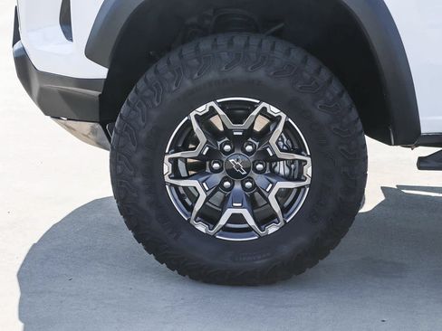 Used 2024 Chevrolet Colorado ZR2 w/ Technology Package AWD/4WD image 11