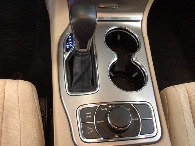 Used 2019 Jeep Grand Cherokee Laredo AWD/4WD image 26