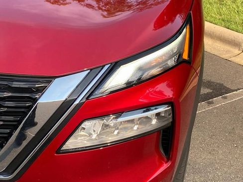 Used 2023 Nissan Rogue SV FWD image 5
