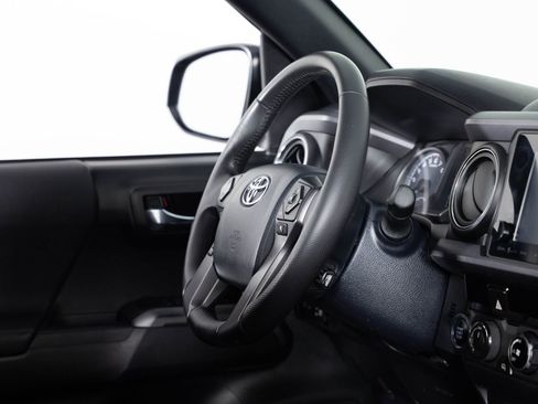 Used 2017 Toyota Tacoma TRD Sport w/ Tow Package (A/T) image 23