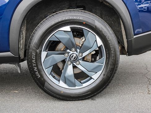 Used 2025 Nissan Rogue SV AWD/4WD image 9