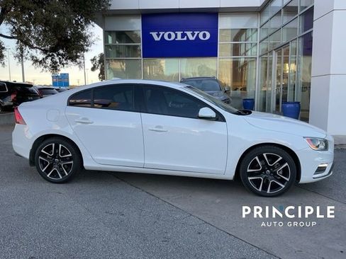 Used 2017 Volvo S60 T5 Dynamic image 3